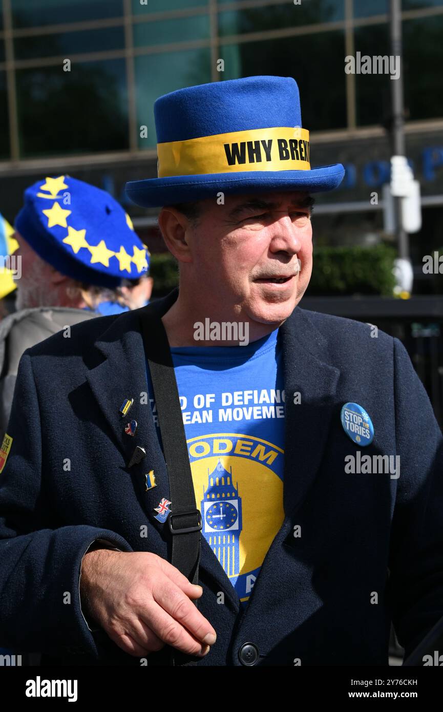 LONDRES, ROYAUME-UNI. 28 septembre 2024. Steve Bray assiste à la National Rejoin March (NRM) les militants pro-UE et les partisans participent à une marche et un rassemblement dans le centre de Londres. Les militants soutiennent que le Brexit a été un désastre, car seuls les Britanniques ont perdu la liberté de mouvement dans l’UE, et exigent que le Royaume-Uni rejoigne l’Union européenne à Londres. ROYAUME-UNI. (Photo de 李世惠/Voir Li/Picture Capital) crédit : Voir Li/Picture Capital/Alamy Live News Banque D'Images
