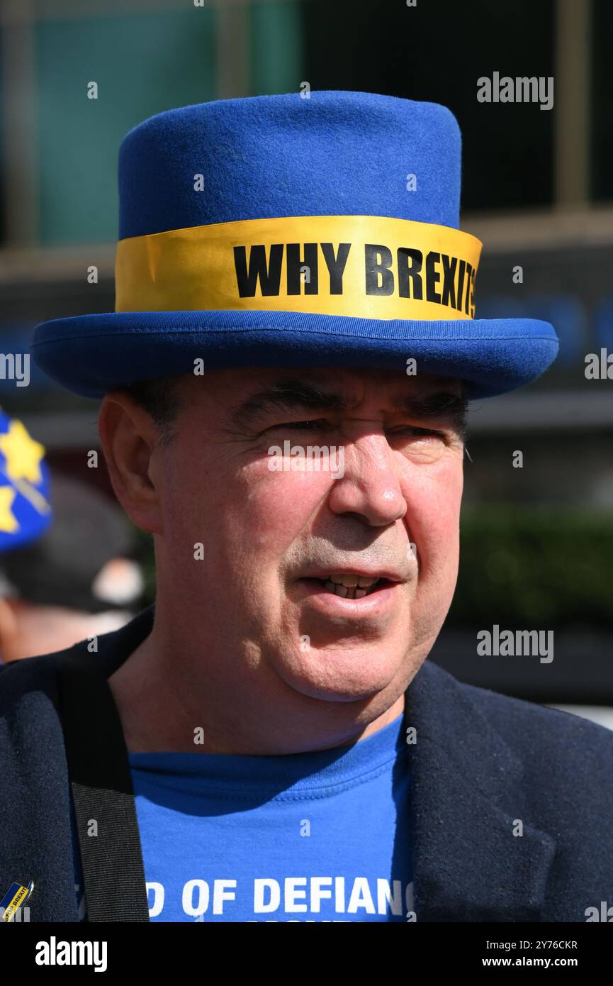 LONDRES, ROYAUME-UNI. 28 septembre 2024. Steve Bray assiste à la National Rejoin March (NRM) les militants pro-UE et les partisans participent à une marche et un rassemblement dans le centre de Londres. Les militants soutiennent que le Brexit a été un désastre, car seuls les Britanniques ont perdu la liberté de mouvement dans l’UE, et exigent que le Royaume-Uni rejoigne l’Union européenne à Londres. ROYAUME-UNI. (Photo de 李世惠/Voir Li/Picture Capital) crédit : Voir Li/Picture Capital/Alamy Live News Banque D'Images