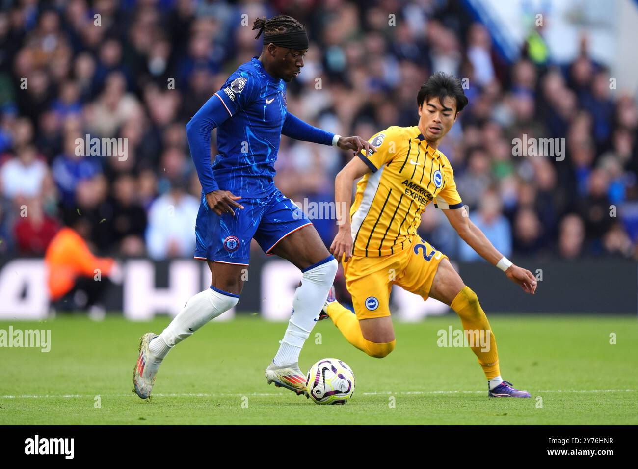 Noni Madueke de Chelsea (à gauche) et Kaoru Mitoma de Brighton et Hove Albion se battent pour le ballon lors du premier League match à Stamford Bridge, Londres. Date de la photo : samedi 28 septembre 2024. Banque D'Images