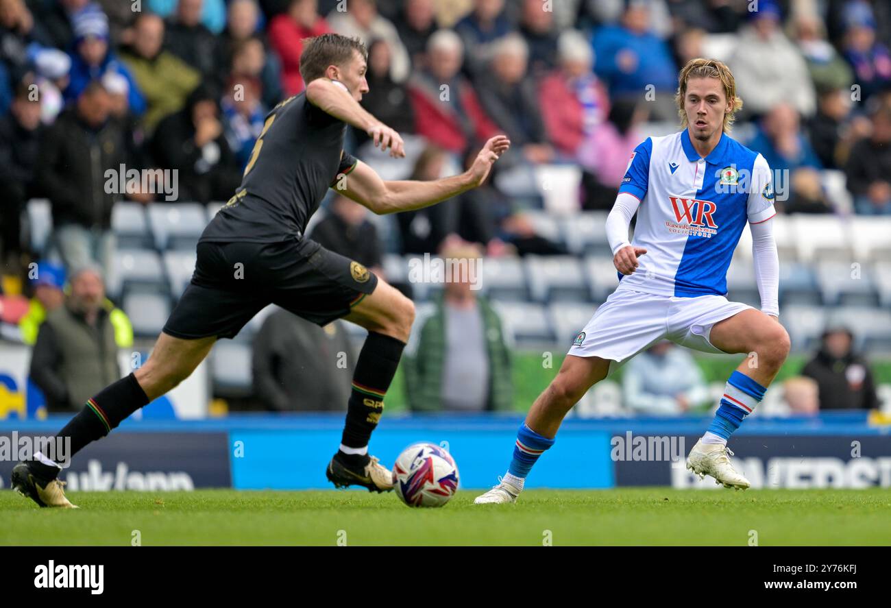 Ewood Park, Blackburn, Royaume-Uni. 28 septembre 2024. EFL Championship Football, Blackburn Rovers contre Queens Park Rangers ; Steve Cook de Queens Park Rangers est mis sous pression par Todd Cantwell de Blackburn Rovers Credit : action plus Sports/Alamy Live News Banque D'Images