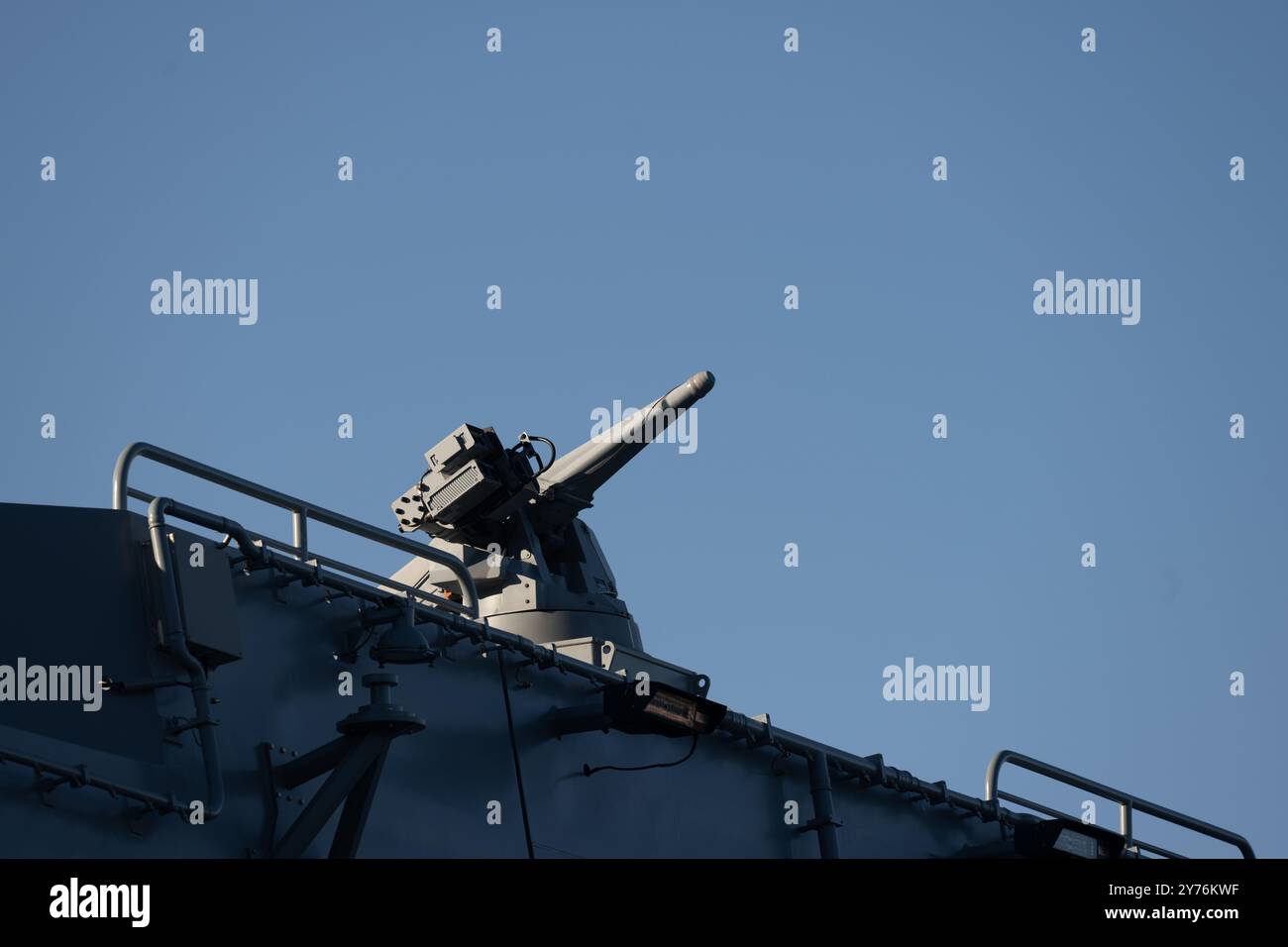 Gothenburg, Suède - 05 mars 2023 : tourelle de mitrailleuse télécommandée Hitrole-NT de 12,7 mm sur la frégate F222 Baden-Württemberg de la marine allemande. Banque D'Images