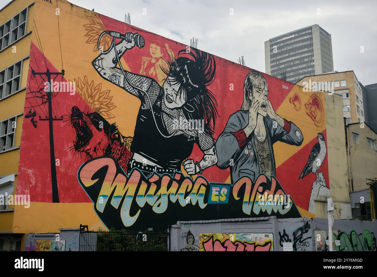 Graffiti musical dans le centre-ville de Bogota, Colombie Banque D'Images