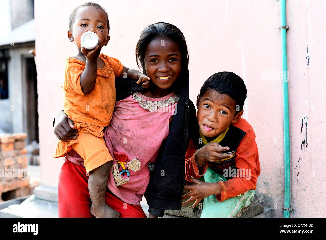 Ambatolampy, les enfants dans la rue. Hauts plateaux centraux, région de Vakinankaratra, Madagascar. Banque D'Images