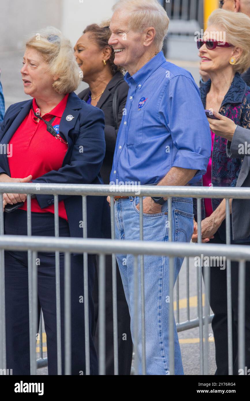 Kennedy Space Center, États-Unis. 28 septembre 2024. Deux astronautes d'équipage 9 Nick Hague et Alexander Gorbonov sortent après avoir été équipés de leurs costumes pour dire au revoir à la famille à bord de Teslas et se diriger vers la rampe de lancement pour le décollage aujourd'hui 28 septembre 2024.Kennedy Space Center, comté de Brevard, Floride États-Unis. (Photo de Scott Schilke/Sipa USA) crédit : Sipa USA/Alamy Live News Banque D'Images