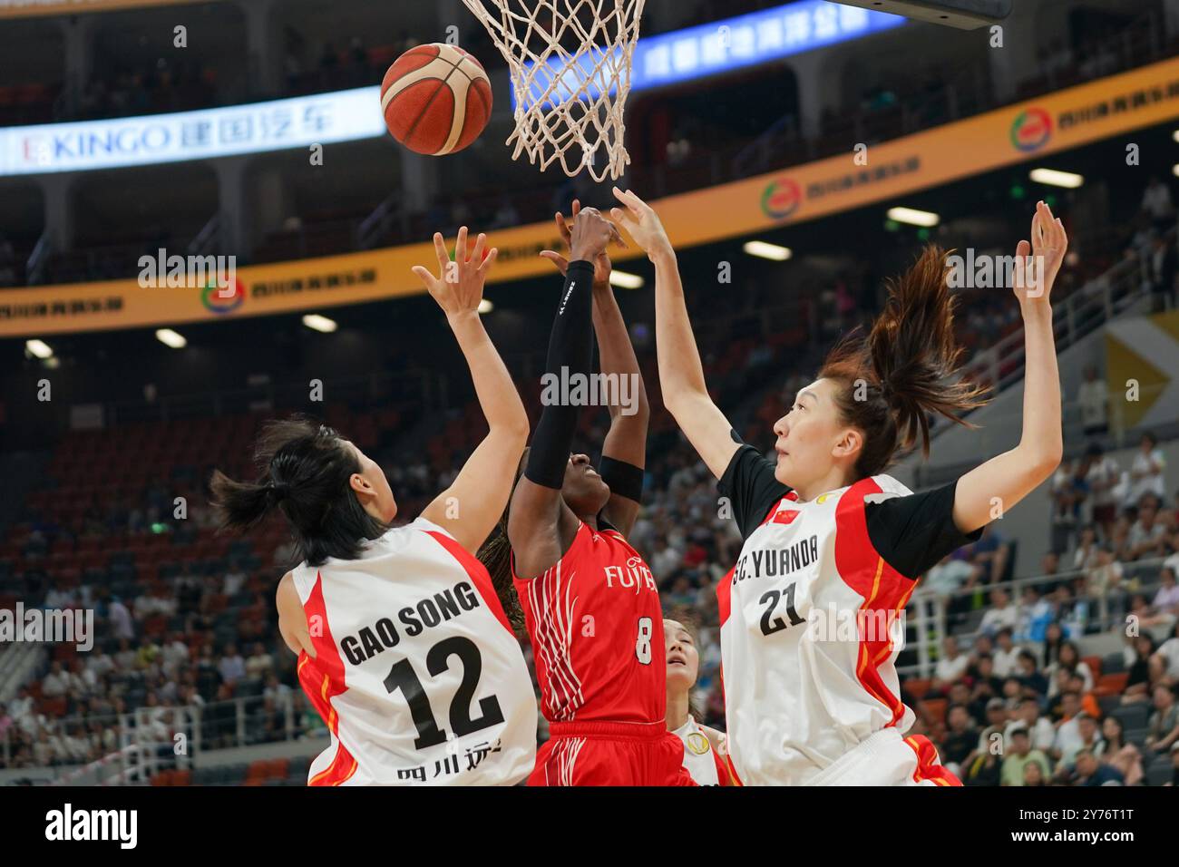 Chengdu, province chinoise du Sichuan. 28 septembre 2024. Le MFON Obong Temitope Joshua (C) de Fujitsu Red Wave affronte Gao Song (l) et Han Xu du Sichuan Yuanda Meile Basketball Club lors du match entre le Sichuan Yuanda Meile Basketball Club et Fujitsu Red Wave à la FIBA Women's Basketball League Asia à Chengdu, province du Sichuan, au sud-ouest de la Chine, le 28 septembre 2024. Crédit : Xu Bingjie/Xinhua/Alamy Live News Banque D'Images