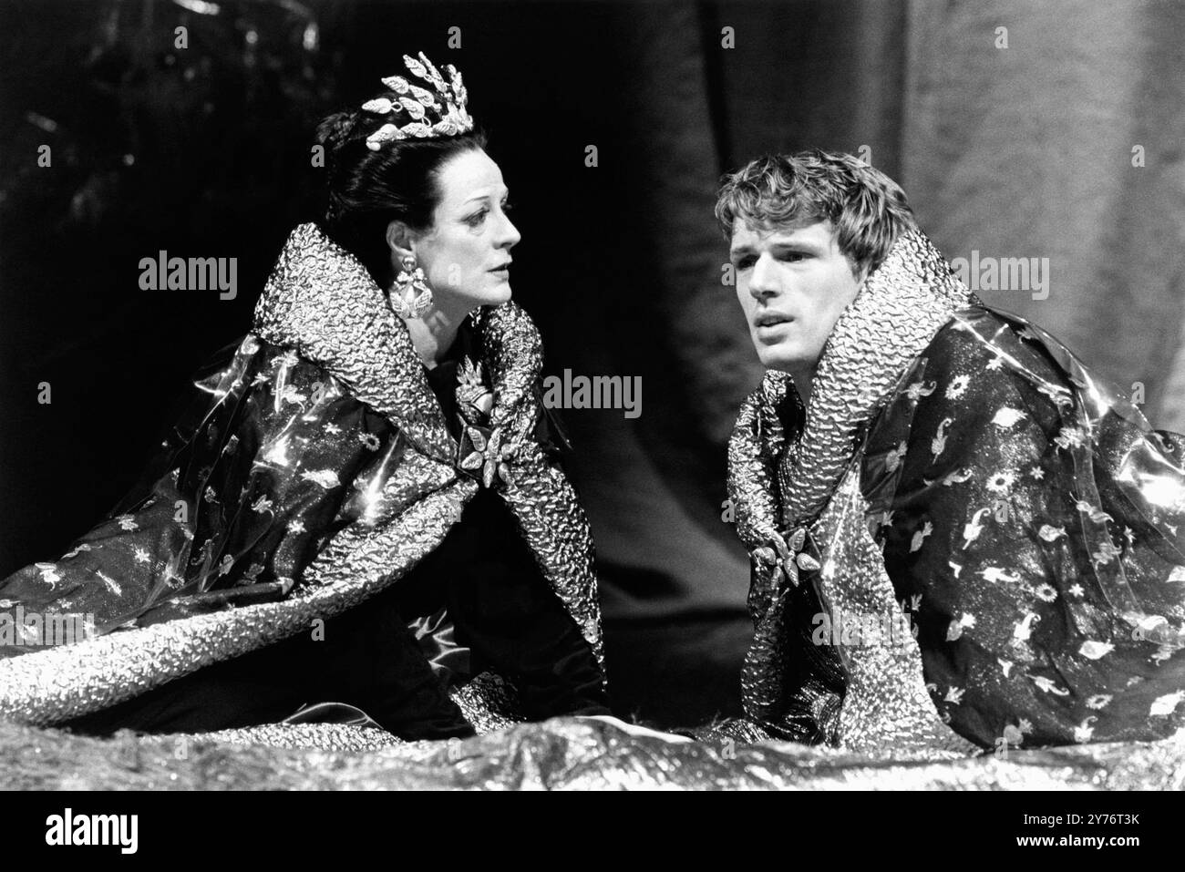 Maggie Smith (Jocasta), Lambert Wilson (Œdipe) dans LA MACHINE INFERNALE de Jean Cocteau au Lyric Theatre Hammersmith, Londres W6 07/11/1986 design : Bruno Santini traduit et réalisé par Simon Callow Banque D'Images