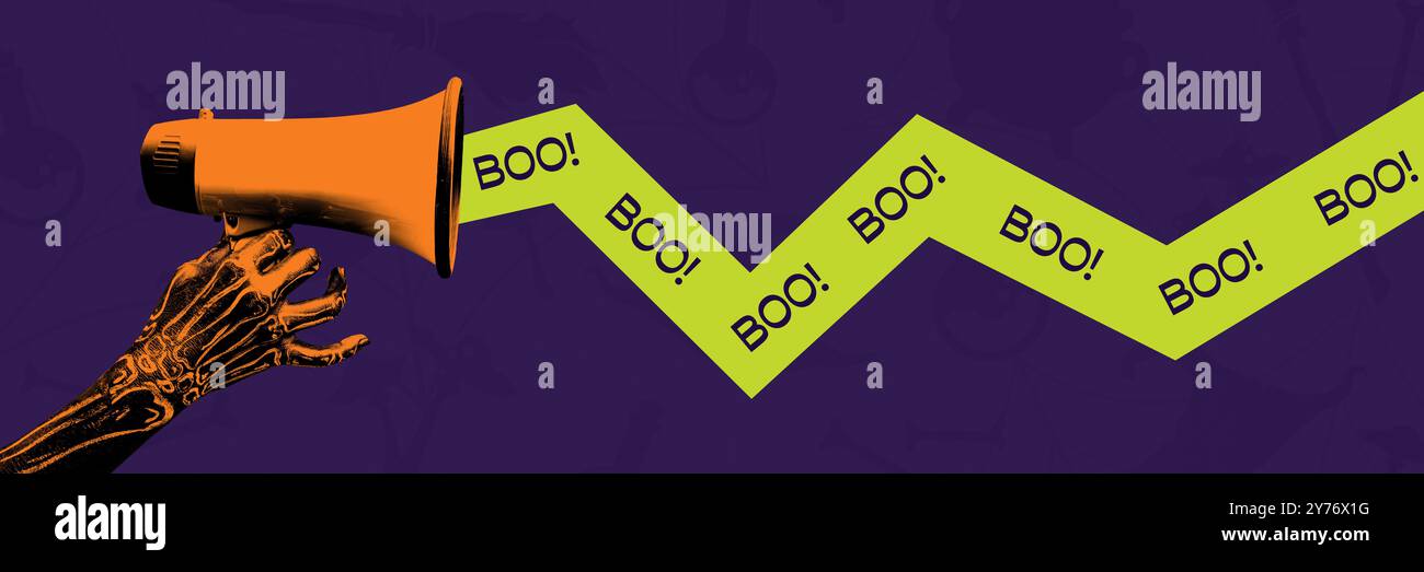 Main squelettique tenant le mégaphone, projetant le mot BOO sur fond violet foncé. Promotion d'une fête d'horreur. Collage créatif. Banque D'Images