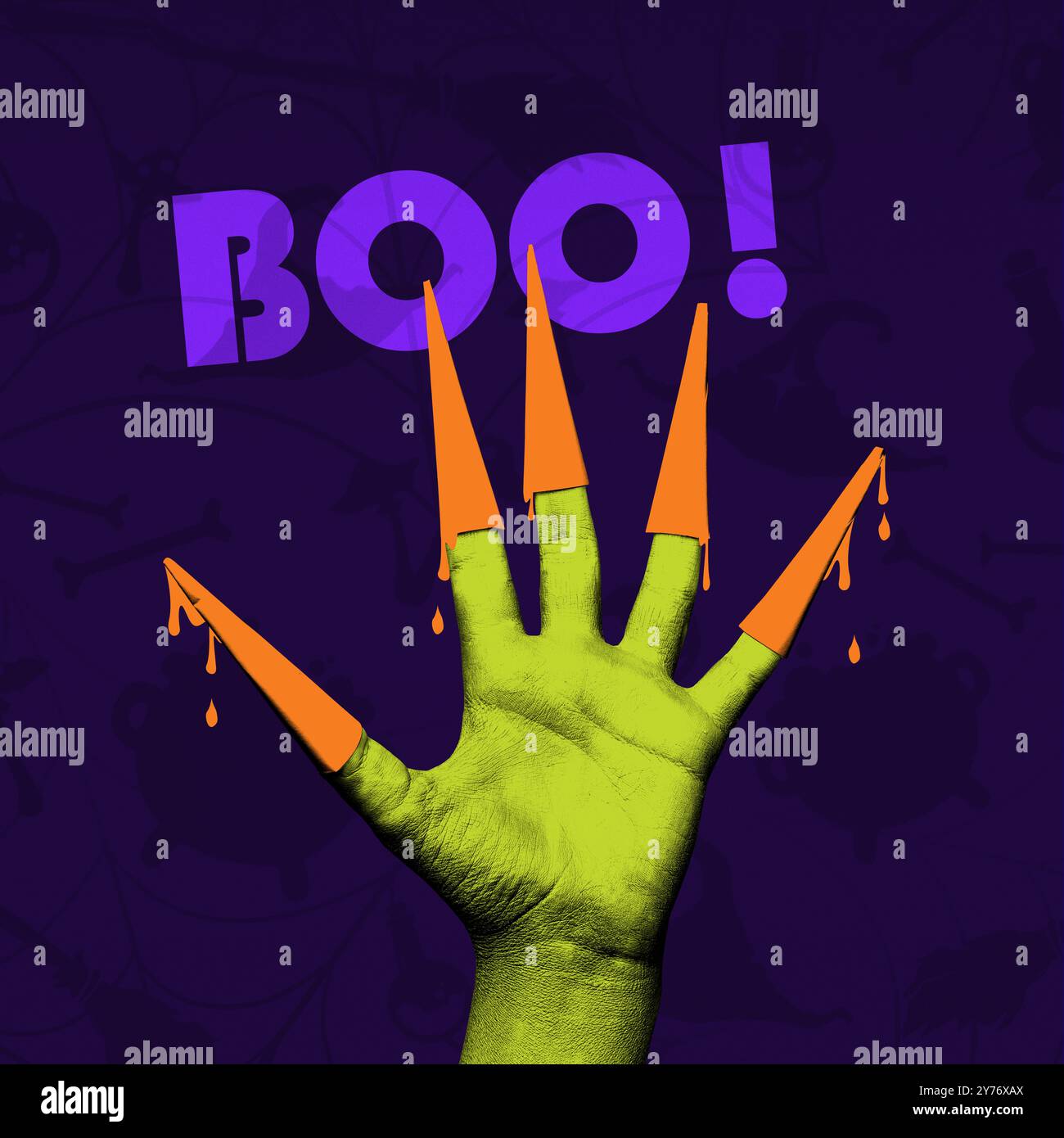 Main de monstre vert avec de longues griffes orange sur fond violet foncé avec livre de mots. Cauchemar. Collage créatif. Banque D'Images