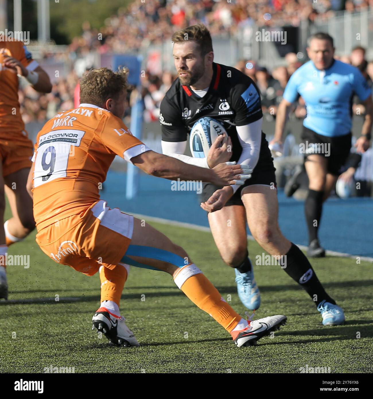 North London, Royaume-Uni. 28 septembre 2024. Elliot Daly des Saracens affronte Gus Warr des Sale Sharks lors du match de rugby Gallagher Premiership entre les Saracens et les Sale Sharks au StoneX Stadium. Crédit : Jay Patel/Alamy Live News Banque D'Images