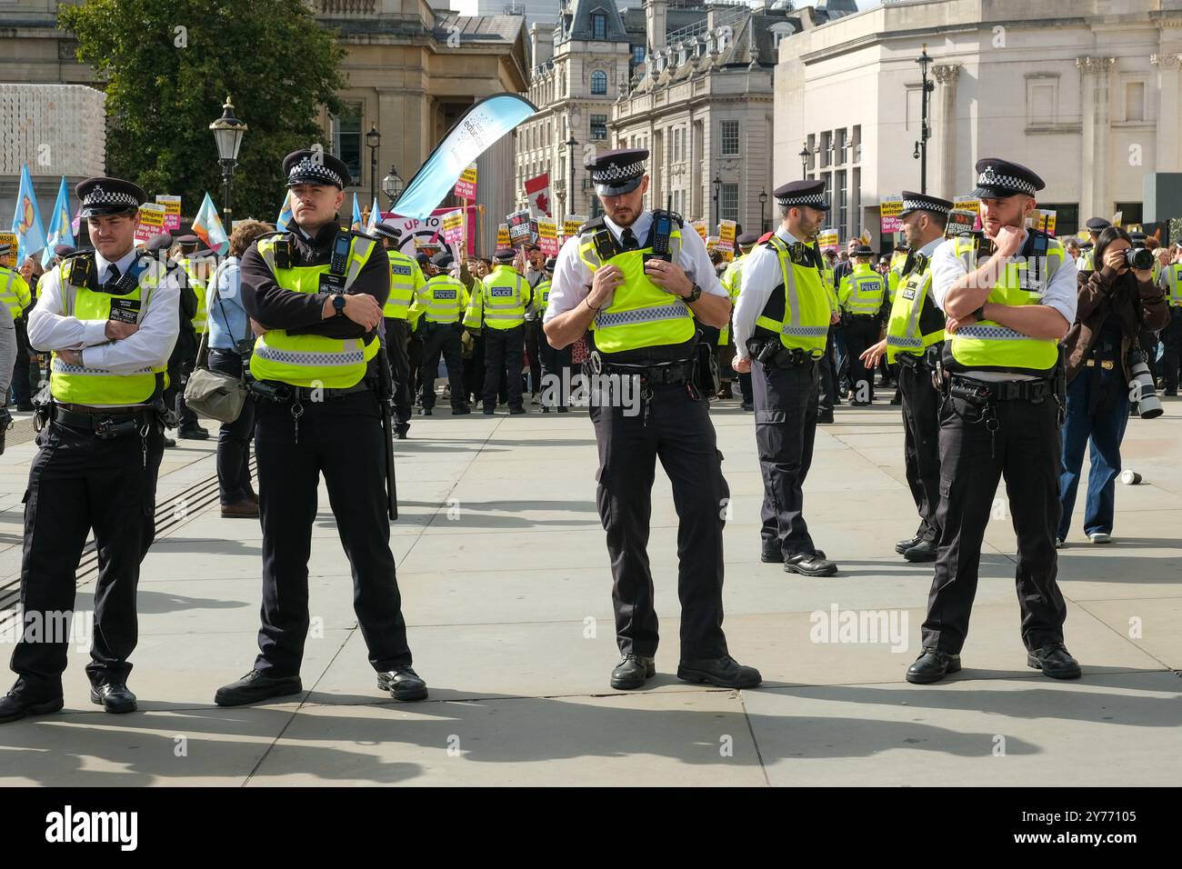 Londres, Royaume-Uni, 28 septembre 2024. Un petit nombre de manifestants d'extrême droite se sont rassemblés le long d'un côté de Trafalgar Square, avec une contre-manifestation plus importante organisée par Stand Up to Racism de l'autre côté. Les manifestants nationalistes pro-britanniques ont appelé le gouvernement à freiner la migration illégale, à lutter contre les crimes au couteau et à mettre fin à la police à deux vitesses. Crédit : onzième heure photographie/Alamy Live News Banque D'Images Londres, Royaume-Uni, 28 septembre 2024. Un petit nombre de manifestants d'extrême droite se sont rassemblés le long d'un côté de Trafalgar Square, avec une contre-manifestation plus importante organisée par Stand Up to Racism de l'autre côté. Les manifestants nationalistes pro-britanniques ont appelé le gouvernement à freiner la migration illégale, à lutter contre les crimes au couteau et à mettre fin à la police à deux vitesses. Crédit : onzième heure photographie/Alamy Live News Banque D'Images