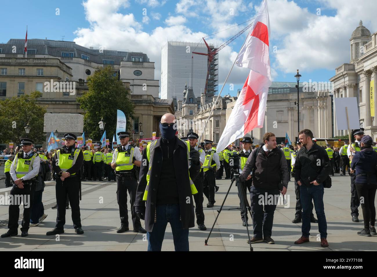 Londres, Royaume-Uni, 28 septembre 2024. Un petit nombre de manifestants d'extrême droite se sont rassemblés le long d'un côté de Trafalgar Square, avec une contre-manifestation plus importante organisée par Stand Up to Racism de l'autre côté. Les manifestants nationalistes pro-britanniques ont appelé le gouvernement à freiner la migration illégale, à lutter contre les crimes au couteau et à mettre fin à la police à deux vitesses. Crédit : onzième heure photographie/Alamy Live News Banque D'Images Londres, Royaume-Uni, 28 septembre 2024. Un petit nombre de manifestants d'extrême droite se sont rassemblés le long d'un côté de Trafalgar Square, avec une contre-manifestation plus importante organisée par Stand Up to Racism de l'autre côté. Les manifestants nationalistes pro-britanniques ont appelé le gouvernement à freiner la migration illégale, à lutter contre les crimes au couteau et à mettre fin à la police à deux vitesses. Crédit : onzième heure photographie/Alamy Live News Banque D'Images