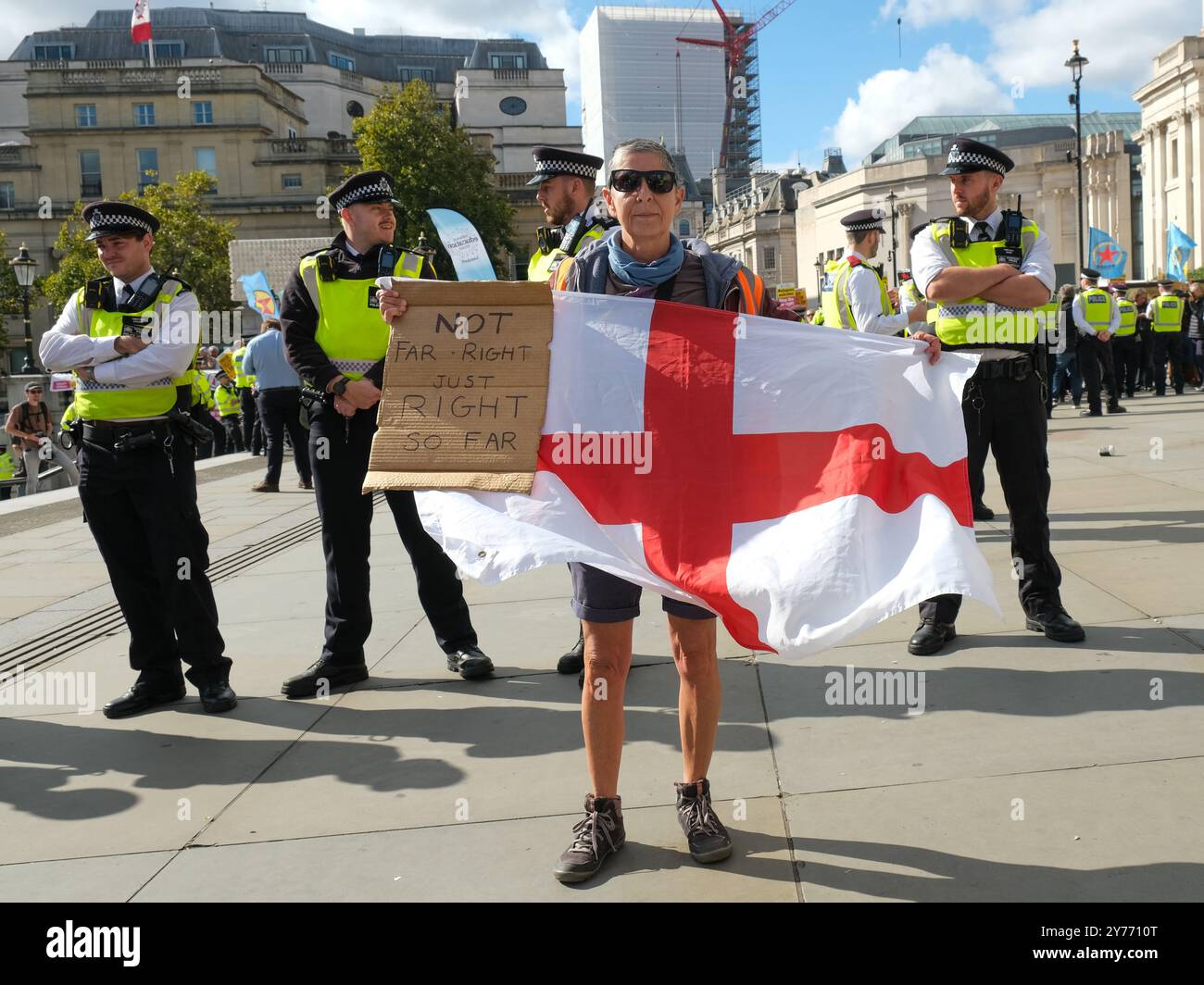 Londres, Royaume-Uni, 28 septembre 2024. Un petit nombre de manifestants d'extrême droite se sont rassemblés le long d'un côté de Trafalgar Square, avec une contre-manifestation plus importante organisée par Stand Up to Racism de l'autre côté. Les manifestants nationalistes pro-britanniques ont appelé le gouvernement à freiner la migration illégale, à lutter contre les crimes au couteau et à mettre fin à la police à deux vitesses. Crédit : onzième heure photographie/Alamy Live News Banque D'Images