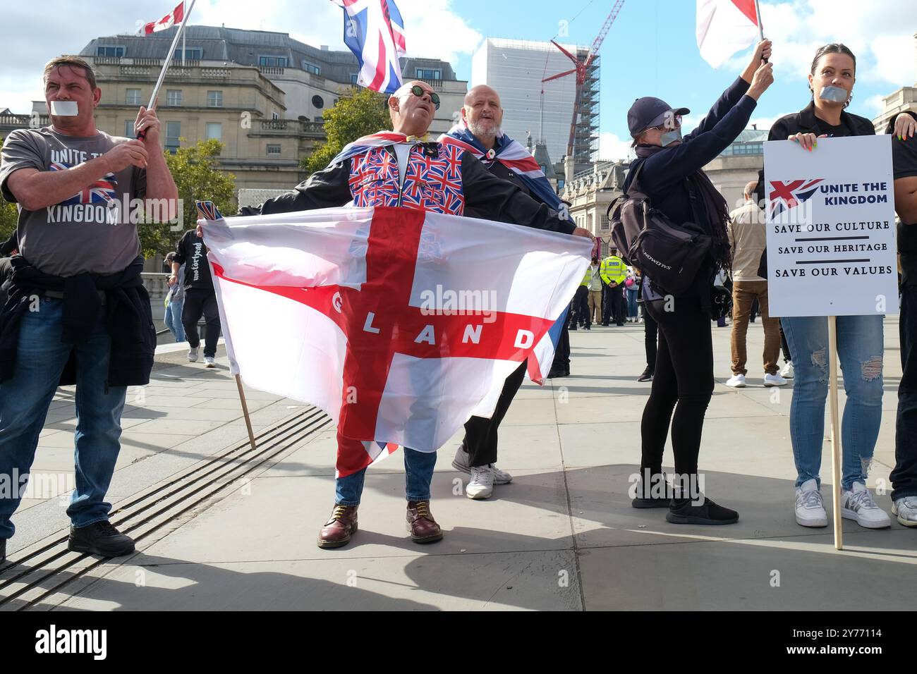 Londres, Royaume-Uni, 28 septembre 2024. Un petit nombre de manifestants d'extrême droite se sont rassemblés le long d'un côté de Trafalgar Square, avec une contre-manifestation plus importante organisée par Stand Up to Racism de l'autre côté. Les manifestants nationalistes pro-britanniques ont appelé le gouvernement à freiner la migration illégale, à lutter contre les crimes au couteau et à mettre fin à la police à deux vitesses. Crédit : onzième heure photographie/Alamy Live News Banque D'Images Londres, Royaume-Uni, 28 septembre 2024. Un petit nombre de manifestants d'extrême droite se sont rassemblés le long d'un côté de Trafalgar Square, avec une contre-manifestation plus importante organisée par Stand Up to Racism de l'autre côté. Les manifestants nationalistes pro-britanniques ont appelé le gouvernement à freiner la migration illégale, à lutter contre les crimes au couteau et à mettre fin à la police à deux vitesses. Crédit : onzième heure photographie/Alamy Live News Banque D'Images