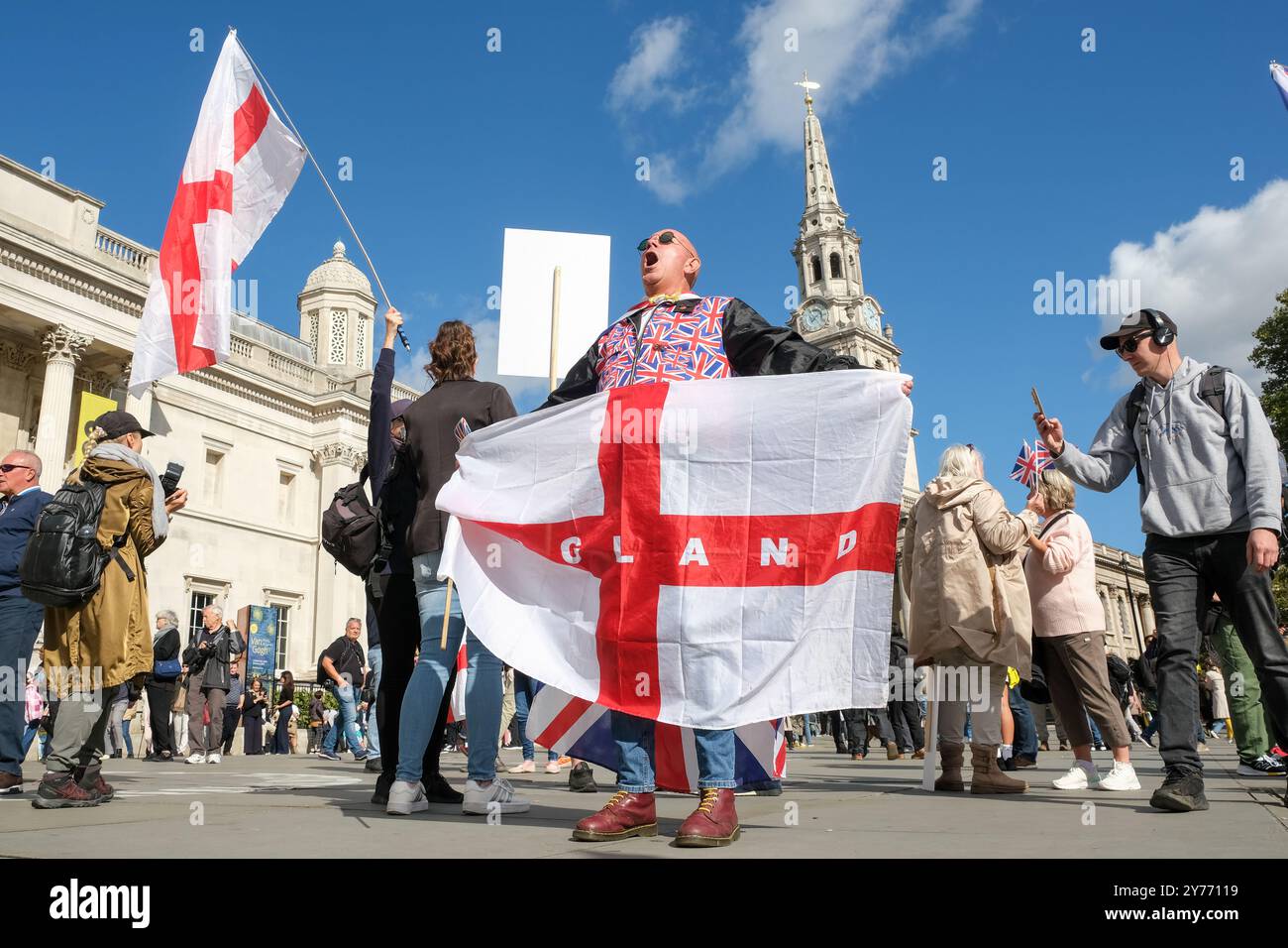 Londres, Royaume-Uni, 28 septembre 2024. Un petit nombre de manifestants d'extrême droite se sont rassemblés le long d'un côté de Trafalgar Square, avec une contre-manifestation plus importante organisée par Stand Up to Racism de l'autre côté. Les manifestants nationalistes pro-britanniques ont appelé le gouvernement à freiner la migration illégale, à lutter contre les crimes au couteau et à mettre fin à la police à deux vitesses. Crédit : onzième heure photographie/Alamy Live News Banque D'Images Londres, Royaume-Uni, 28 septembre 2024. Un petit nombre de manifestants d'extrême droite se sont rassemblés le long d'un côté de Trafalgar Square, avec une contre-manifestation plus importante organisée par Stand Up to Racism de l'autre côté. Les manifestants nationalistes pro-britanniques ont appelé le gouvernement à freiner la migration illégale, à lutter contre les crimes au couteau et à mettre fin à la police à deux vitesses. Crédit : onzième heure photographie/Alamy Live News Banque D'Images