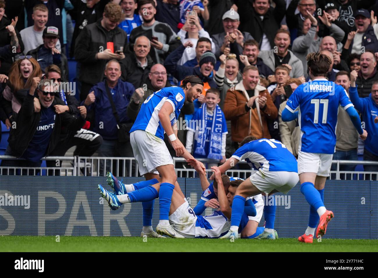 Les joueurs de Birmingham City célèbrent leur troisième but lors du match Sky Bet League One au rassemblement Andrew's @ Knighthead Park, Birmingham. Date de la photo : samedi 28 septembre 2024. Banque D'Images