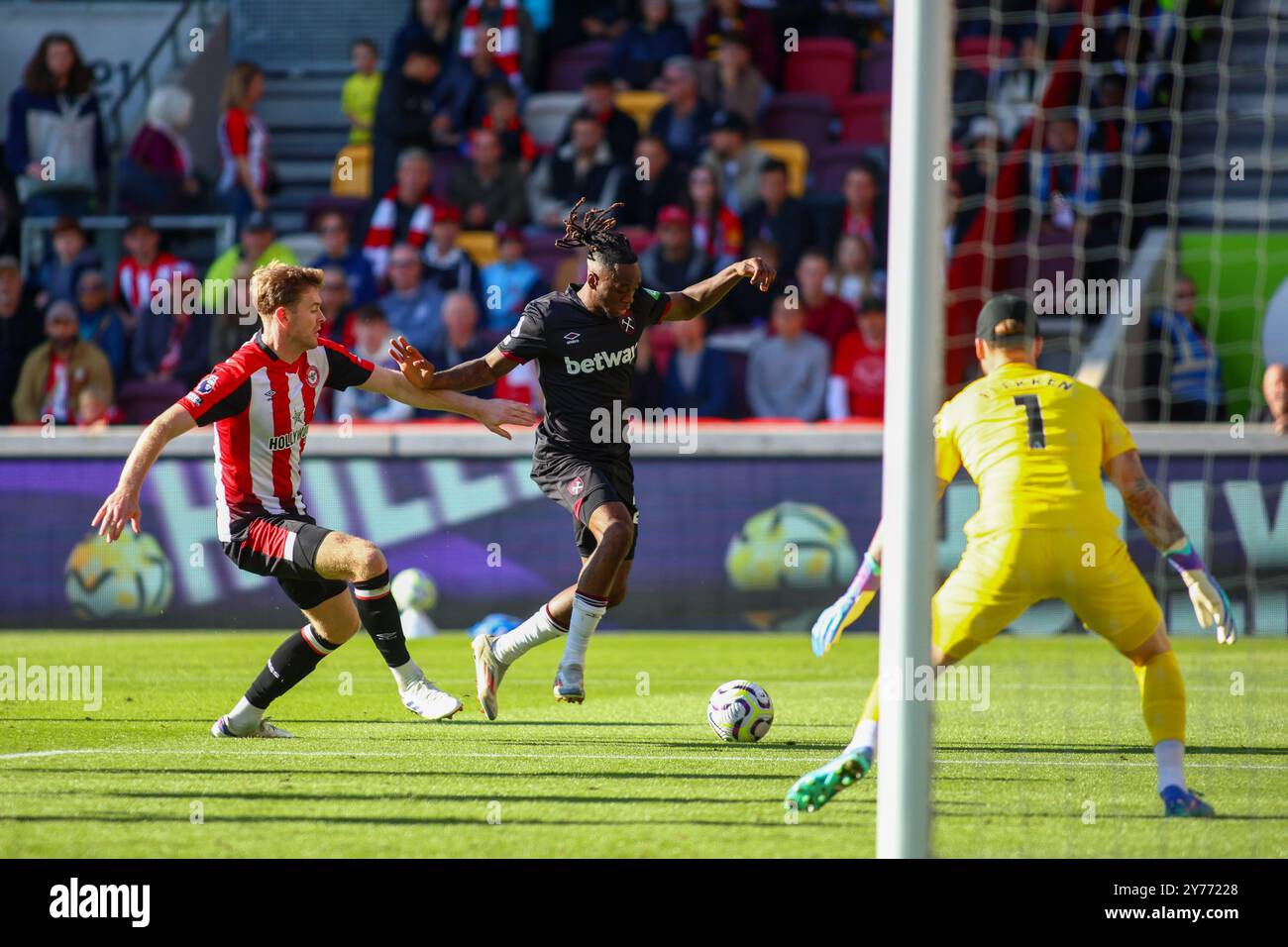 Londres, Royaume-Uni. 28 septembre 2024. Londres, Angleterre, 28 septembre 2024 : Aaron Wan-Bissaka (29 West Ham United) lors du match de premier League entre Brentford et West Ham United au Gtech Community Stadium de Londres, Angleterre (Alexander Canillas/SPP) crédit : SPP Sport Press photo. /Alamy Live News Banque D'Images