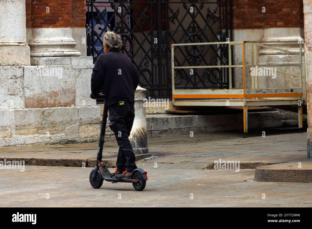 Vicence, Italie - 13 septembre 2024 : un homme âgé conduit un scooter électrique, Vicence Banque D'Images