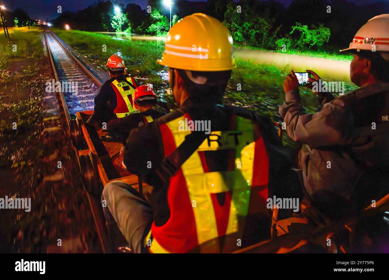 Des fonctionnaires et des travailleurs de la Compagnie des chemins de fer d'État de Thaïlande sont assis sur un véhicule d'entretien tout en inspectant les voies ferrées pour assurer la sécurité et la préparation des rails et des traverses après les inondations dans la zone ferroviaire de Chiang mai. Avant la réouverture de la voie ferrée après une inondation, des inspections sont effectuées pour assurer la sécurité des passagers. L'état des voies est évalué pour s'assurer que les niveaux d'eau ne dépassent pas les normes établies et que les voies ne doivent pas être endommagées. En outre, le système de signalisation, l'équipement de contrôle et les panneaux de limitation de vitesse sont vérifiés avant que les experts donnent leur accord pour reprendre l'exploitation des trains Banque D'Images