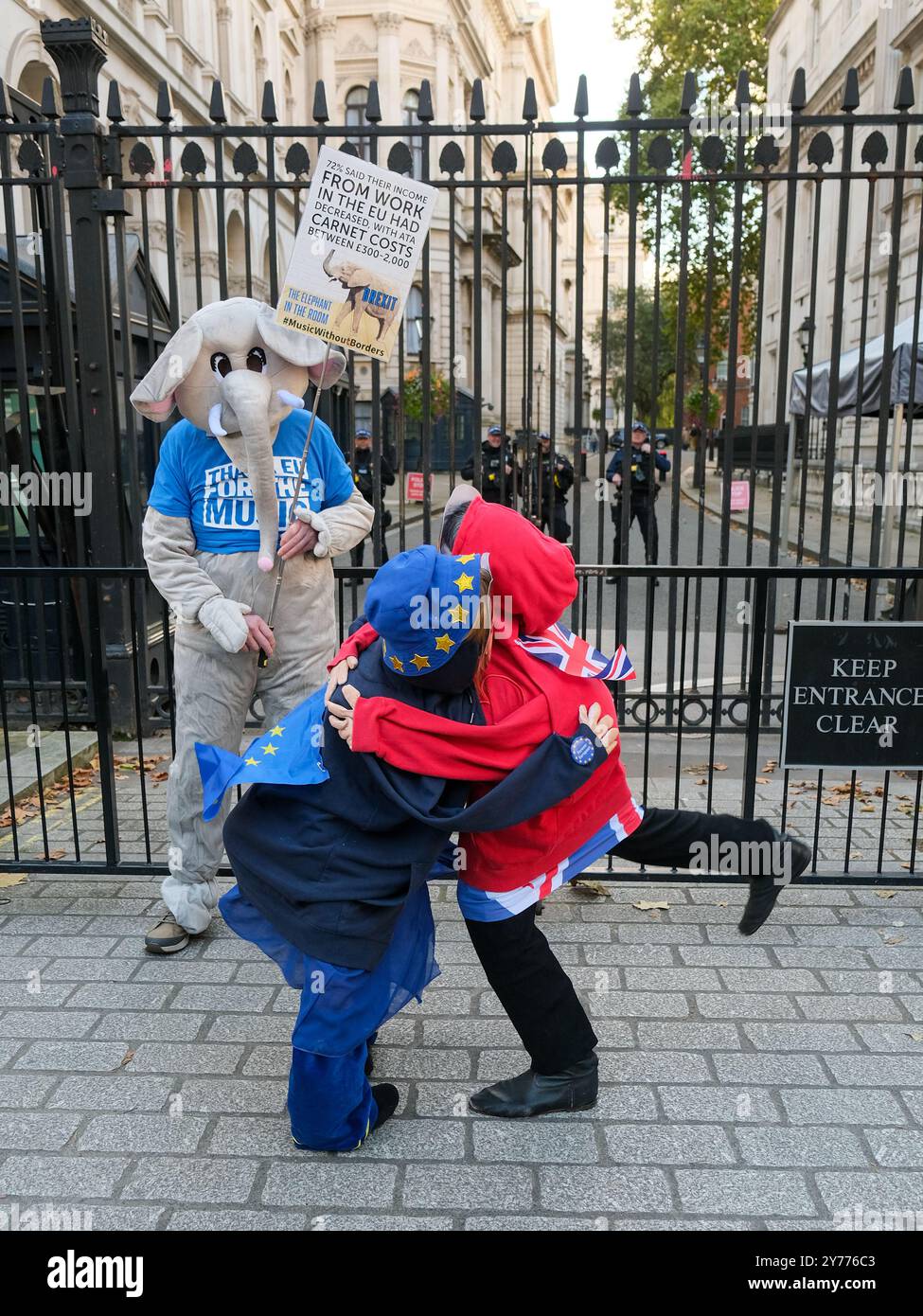 Londres, Royaume-Uni, 28 septembre 2024. Un interprète habillé en PM Keir Starmer et en Présidente de la Commission européenne Ursula von der Layen met sur une routine comique. Danseurs et musiciens ont tenu une démonstration créative devant les portes de Downing Street lors de la National Rejoin March dans le centre de Londres aujourd'hui. Ils mettent en lumière les difficultés post-Brexit pour ceux qui travaillent dans l’industrie créative, avec la perte de la libre circulation et les coûts supplémentaires encourus pour les tournées en Europe. Crédit : onzième heure photographie/Alamy Live News Banque D'Images