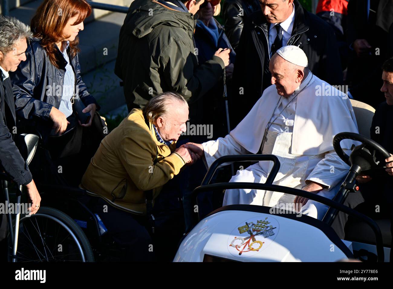 Ottignies Louvain la Neuve, Belgique. 28 septembre 2024. Le pape François rencontre les citoyens lors d'une visite papale à l'université 'Université catholique de Louvain' à Ottignies-Louvain-la-Neuve le samedi 28 septembre 2024. Chef de l’Église catholique le pape François, né Jorge Mario Bergoglio, est en visite en Belgique du 26 au 29 septembre pour célébrer le 600e anniversaire des universités KU Leuven et UCLouvain. BELGA PHOTO ERIC LALMAND crédit : Belga News Agency/Alamy Live News Banque D'Images