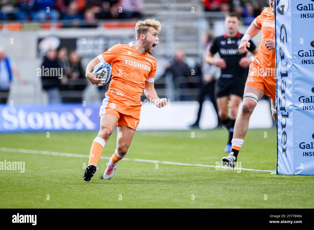 LONDRES, ROYAUME-UNI. 28, Sep 24. Gus Warr de Sale Sharks célèbre avoir marqué un essai avec ses coéquipiers lors de Saracens vs Sale Sharks - Gallagher Premiership Rugby Round 2 au StoneX Stadium le samedi 28 septembre 2024. LONDRES ANGLETERRE. Crédit : Taka G Wu/Alamy Live News Banque D'Images