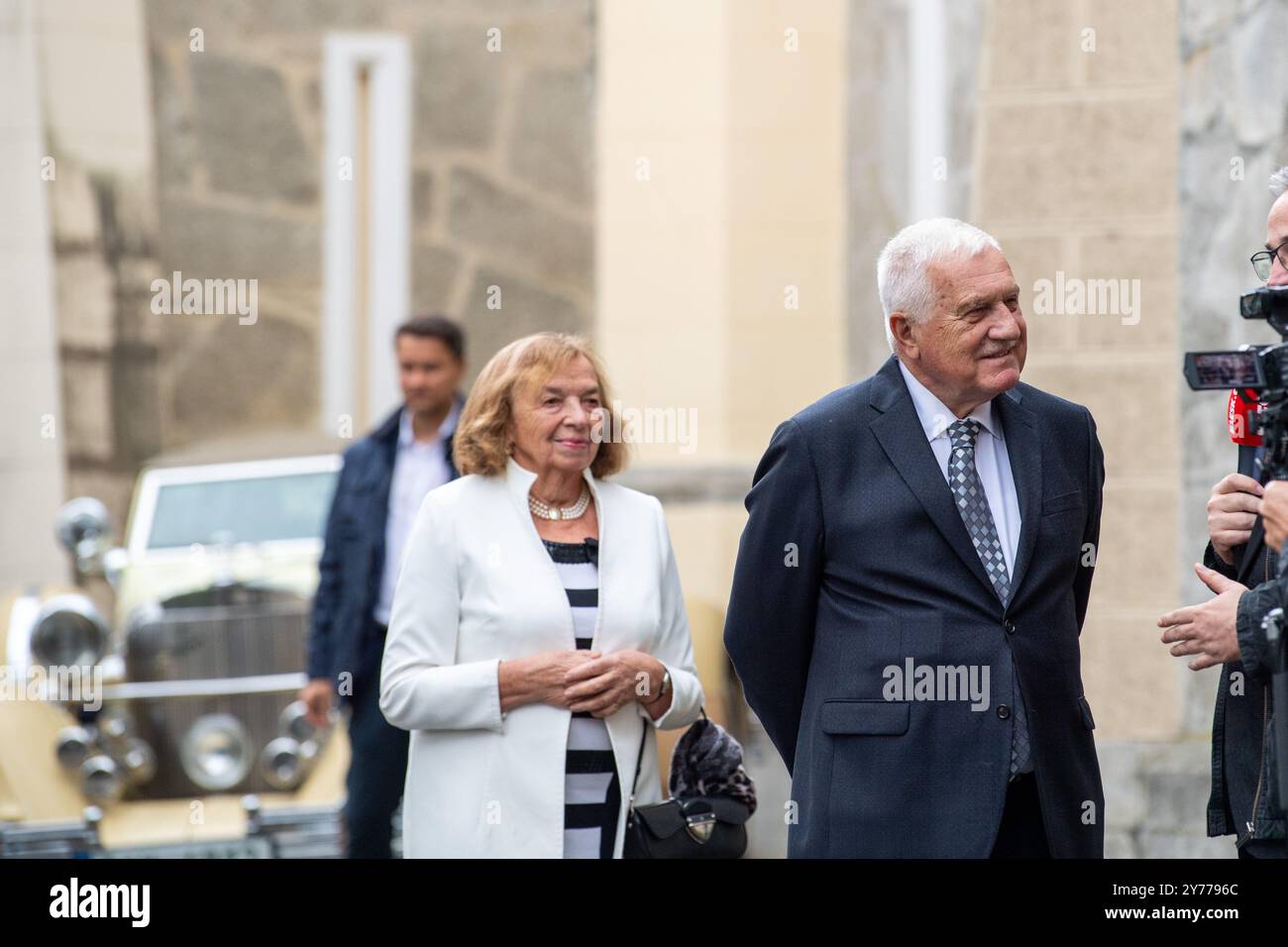 Hluboka nad Vltavou, République tchèque. 28 septembre 2024. L'ancien président tchèque Vaclav Klaus et son épouse Livia Klausova arrivent aux célébrations du 80e anniversaire de l'ancien président Milos Zeman à l'hôtel Stekl, Hluboka nad Vltavou, le 28 septembre 2024. Crédit : Vaclav Pancer/CTK photo/Alamy Live News Banque D'Images