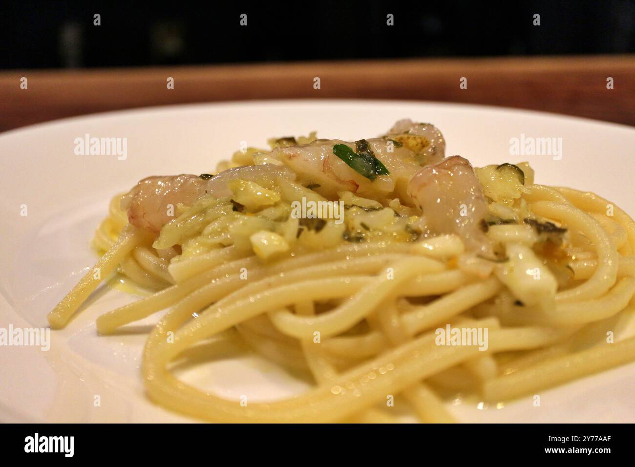 Cuisine italienne : bucatini aux crevettes et zeste de citron Banque D'Images