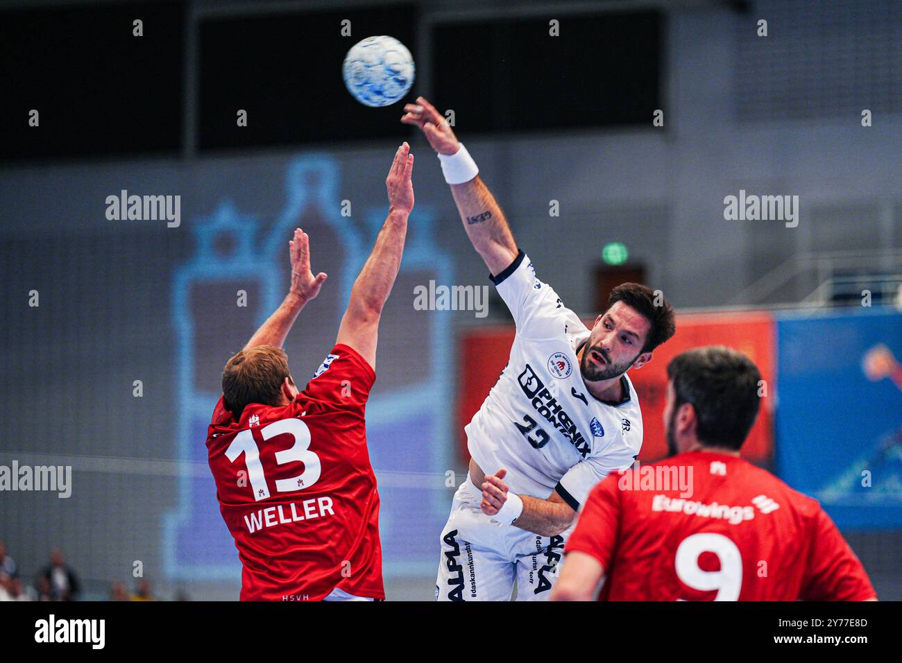 Wurf/Tor Tim Suton (TBV Lemgo-Lippe, #23) GER, Handball Sport Verein Hamburg v. TBV Lemgo-Lippe, Handball, Bundesliga, Spieltag 4, saison 2024/2025, 28.09.2024 Foto : Eibner-Pressefoto/Marcel von Fehrn Banque D'Images