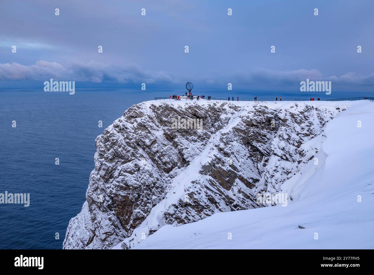 Falaise du Cap Nord (Nordkapp), le point le plus septentrional de l'Europe, un jour d'hiver (Finnmark, Norvège) ESP : Acantilado del Cabo Norte, Noruega Banque D'Images