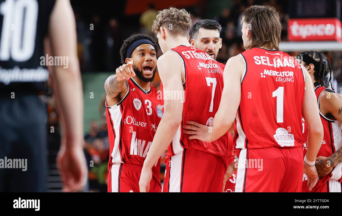 Ulm, Deutschland. 28 septembre 2024. IM Bild : v.Li. Mike Davis Jr. (paniers de Wuerzburg, 3), Hannes Steinbach (paniers de Wuerzburg, 7), Owen Klassen (paniers de Wuerzburg, 5), Zachary Seljaas (paniers de Wuerzburg, 1) et Jhivvan Jackson (paniers de Wuerzburg, 56), Besprechung 28.09.2024, Ratiopharm Ulm v. FIT/One Wuerzburg paniers, easyBBL, 2. Spieltag, Deutschland, Ulm, Ratiopharm Arena, crédit : dpa/Alamy Live News Banque D'Images