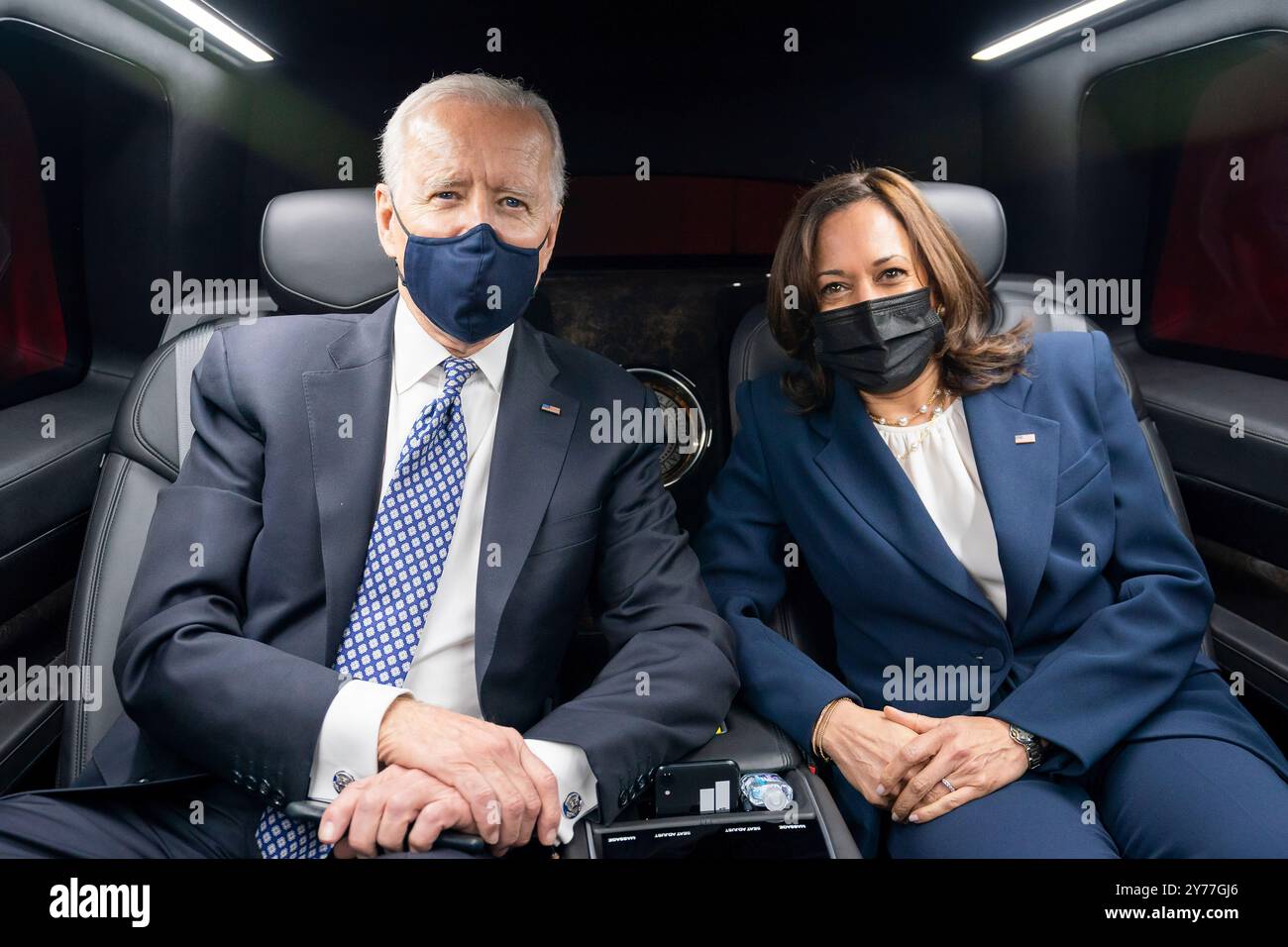 Le président Joe Biden et le vice-président Kamala Harris passent en limousine présidentielle de l'université Emory à Atlanta le vendredi 19 mars 2021 à l'aéroport Peachtree Dekalb. (Photo officielle de la Maison Blanche par Adam Schultz) Banque D'Images