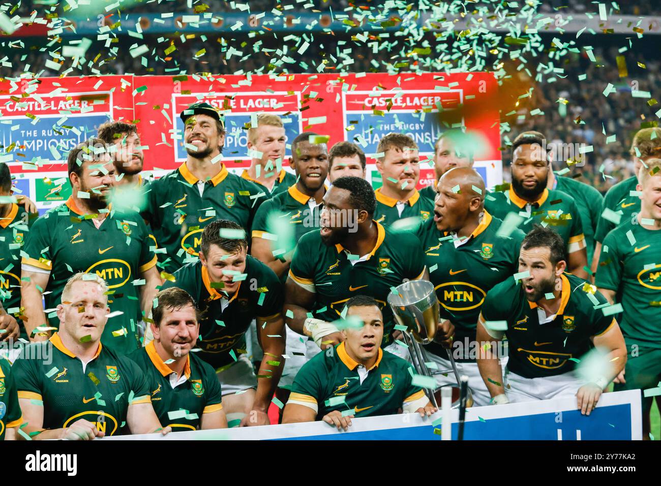 Mbombela, Afrique du Sud. 28 septembre 2024. SIA Kolisi célèbre avec ses coéquipiers après avoir remporté le Championnat de rugby Castle Lager 2024 au stade Mbombela. Crédit : AfriPics.com/Alamy Live News Banque D'Images