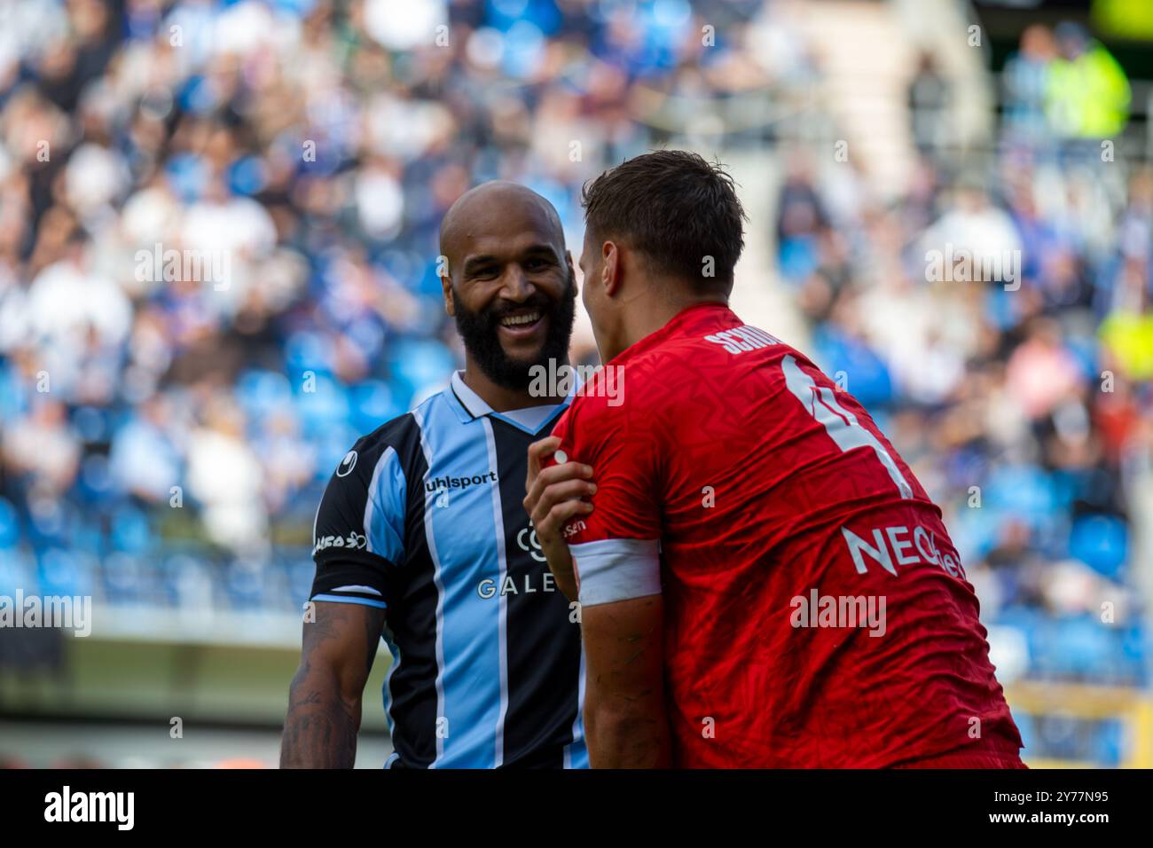 Fußball 3. Liga, saison 2024/25, p. 8. Spieltag : Waldhof Mannheim gegen Rot-Weiss Essen. Bild : Terrence Boyd (13, Mannheim) und Michael Schultz (4, Essen Banque D'Images