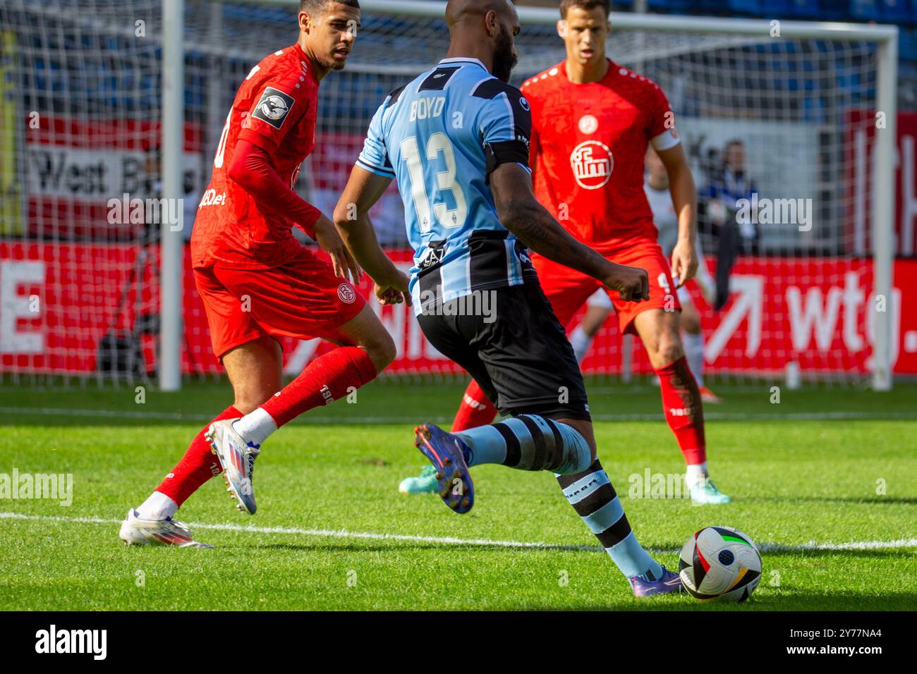 Fußball 3. Liga, saison 2024/25, p. 8. Spieltag : Waldhof Mannheim gegen Rot-Weiss Essen. Ballon AM : Terrence Boyd (13, Mannheim) Banque D'Images