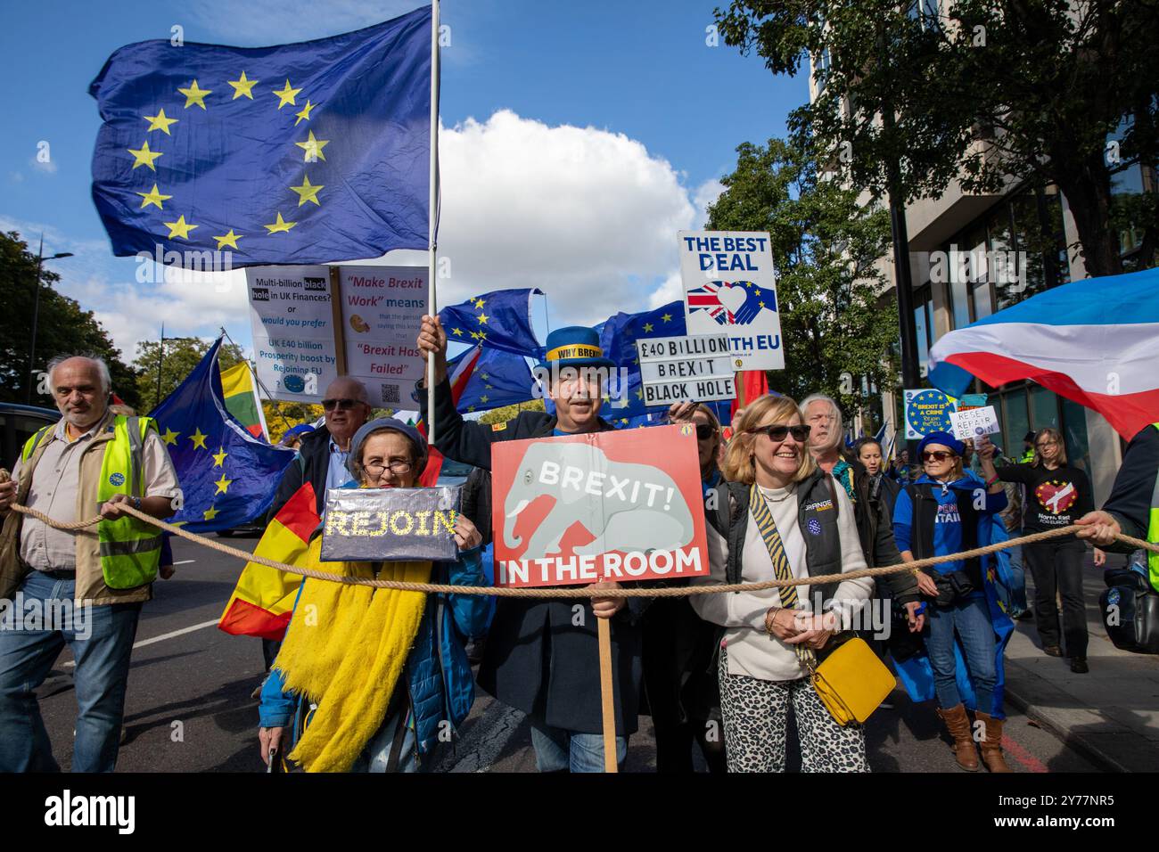 Londres, Royaume-Uni, 28 septembre 2024. Des milliers de personnes prennent part à la troisième marche nationale Re-Join qui s'est tenue dans le centre de Londres. Les manifestants appellent le Royaume-Uni à rejoindre l'Union européenne après que le pays a voté son départ lors du référendum de 2016. Crédit : James Willoughby/ALAMY Live News Banque D'Images