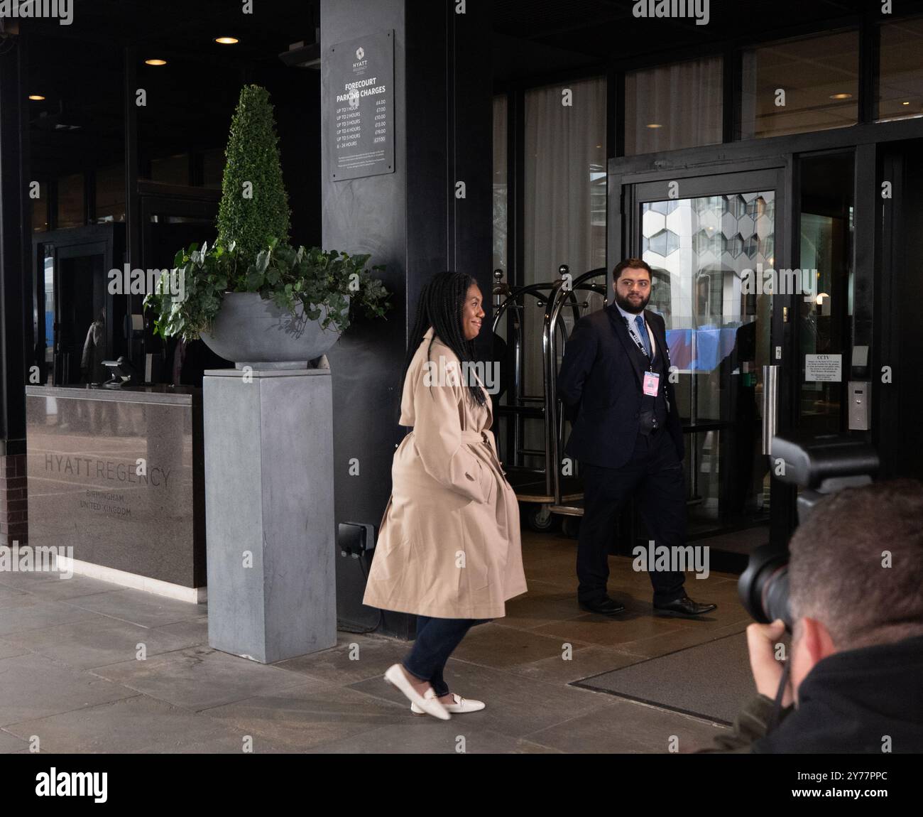 Birmingham, Royaume-Uni. 28 septembre 2024. Kemi Badenoch arrive au Hyatt Hotel Birmingham où les candidats conservateurs à la direction arrivent aujourd’hui avant la Conférence conservatrice. Rishi Sunak est également arrivé, avec sa femme Akshata Murty, pour ce qui sera sa dernière conférence en tant que leader. Birmingham Royaume-Uni. Photo : Garyroberts/worldwidefeatures.com crédit : GaryRobertsphotography/Alamy Live News Banque D'Images