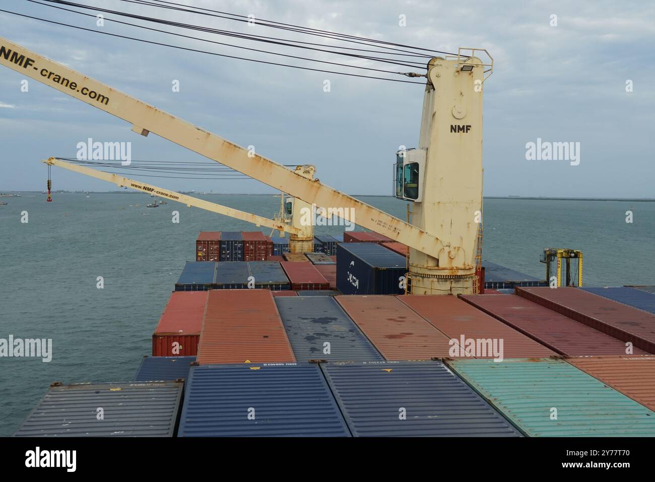 Navire porte-conteneurs chargé avec grues situé dans le terminal à conteneurs de Kingston Freeport en Jamaïque. Banque D'Images