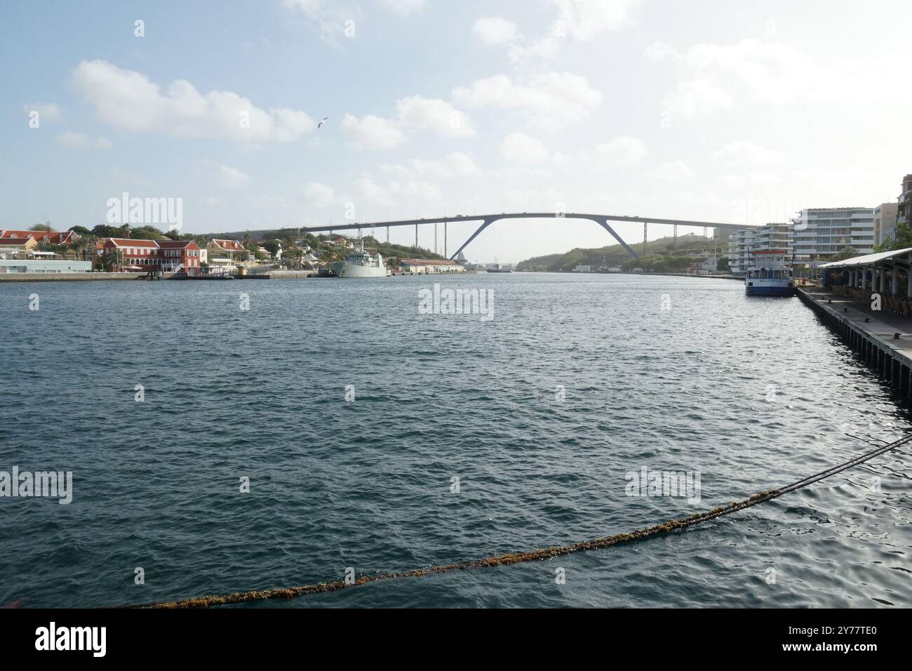 Le pont de la Reine Juliana enjambe la voie navigable, reliant Punda au poste d'amarrage d'Otrobanda à Willemstad, la capitale de Curaçao dans les Caraïbes. Banque D'Images