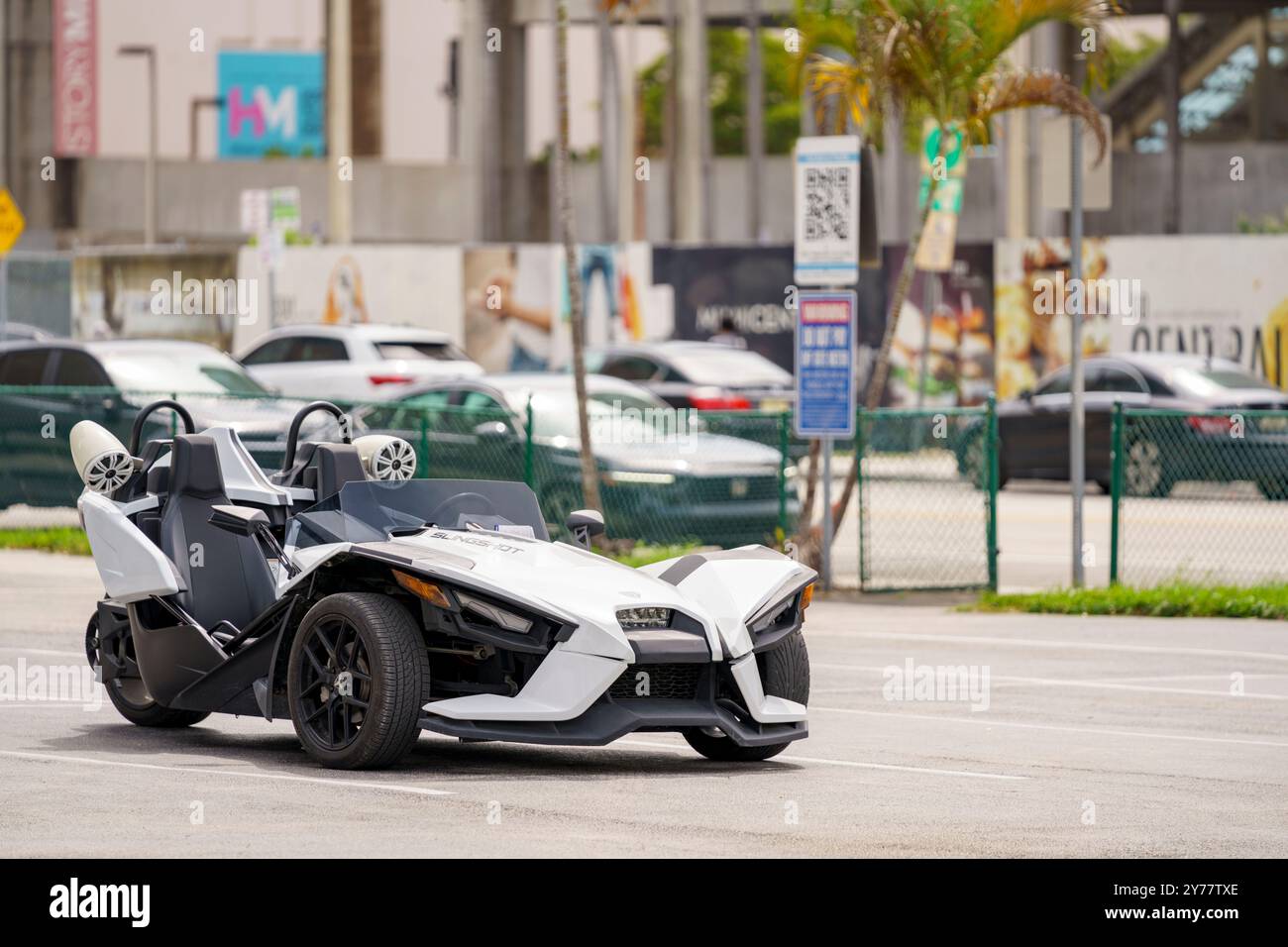 Miami, FL, États-Unis - 25 septembre 2024 : Polaris Slingshot, véhicule de sport 2 places 3 roues Banque D'Images