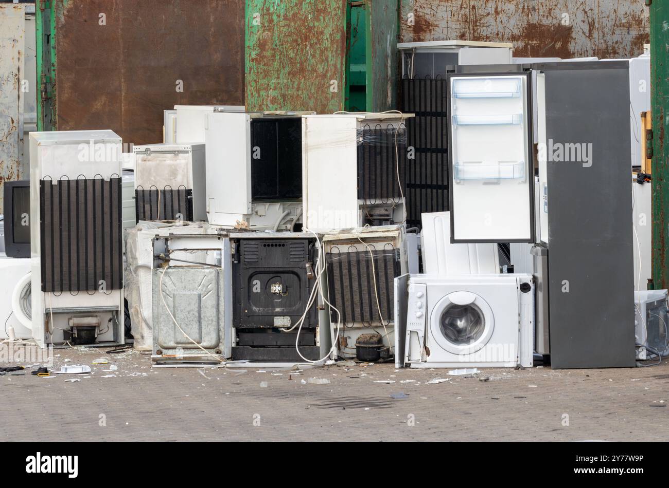 Vieux appareils ménagers prêts pour le recyclage Banque D'Images