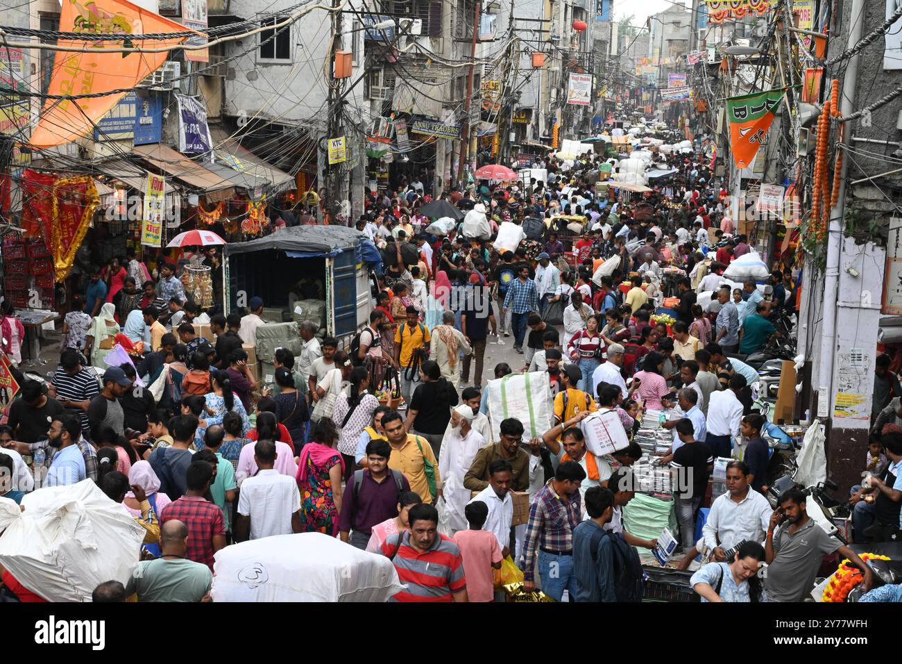 New Delhi, Inde. 28 septembre 2024. NEW DELHI, INDE - SEPTEMBRE 28 : les gens magasinent au marché de Sadar Bazar pour Navratri, et d'autres festivals à venir, le 28 septembre 2024 à New Delhi, Inde. (Photo de Sonu Mehta/Hindustan Times/Sipa USA ) crédit : Sipa USA/Alamy Live News Banque D'Images