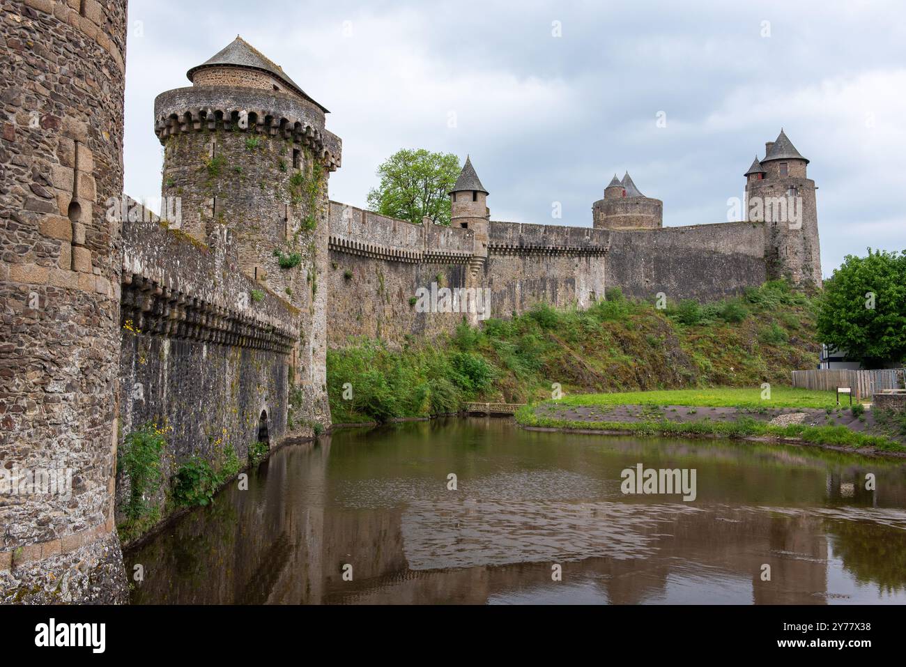 De gauche à droite, la tour Guemadeuc, la tour Coigny, la tour Mélusine et la tour Gobelins du château médiéval de Fougères Banque D'Images