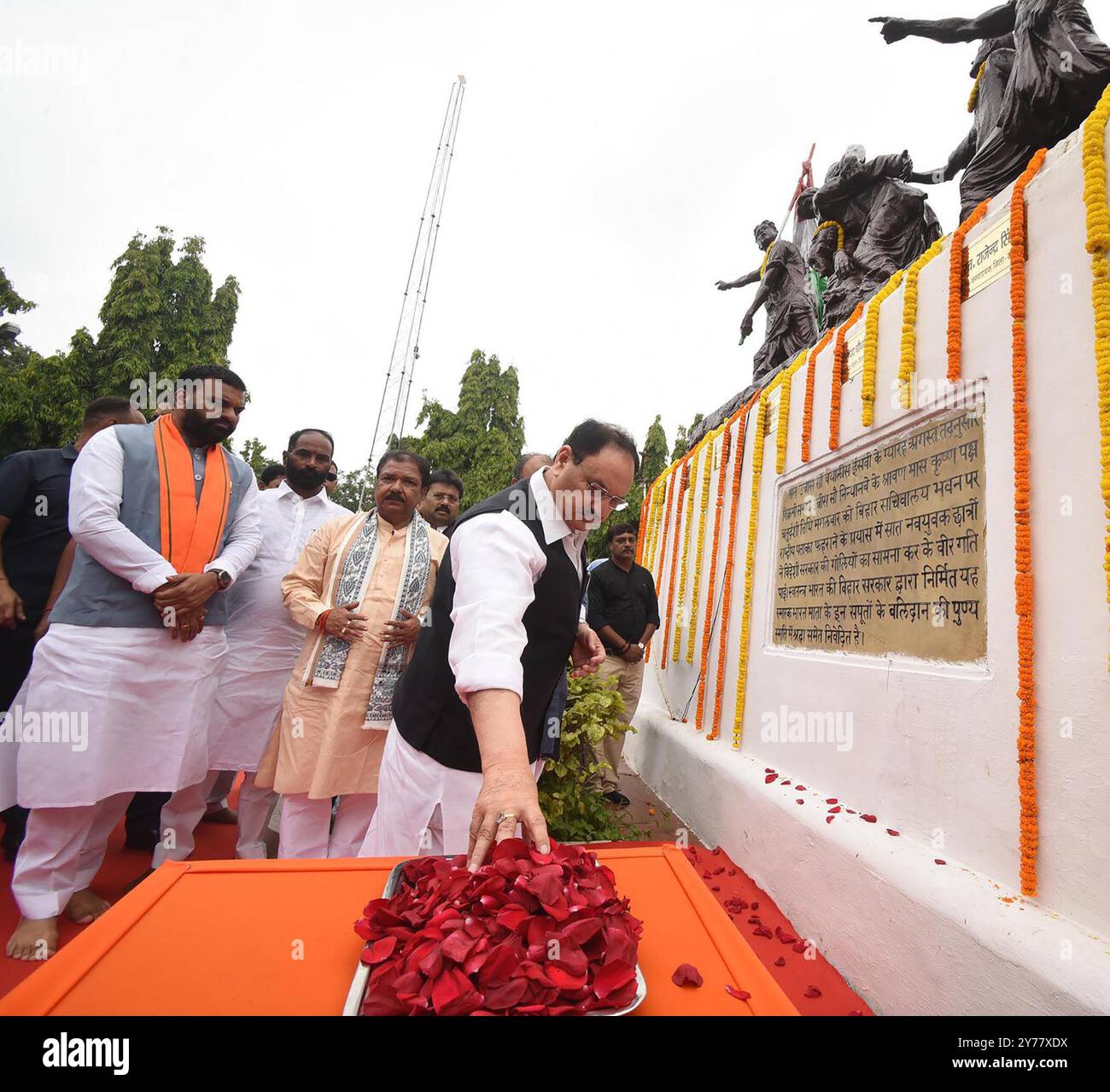 Patna, Inde. 28 septembre 2024. PATNA, INDE - SEPTEMBRE 28 : le président national du BJP, J.P. Nadda, accompagné du président du parti Dilip Jaiswal, du vice-ministre Samrat Choudhary et d'autres, rendent hommage à la statue de sept martyrs à Shaheed Smarak le 28 septembre 2024 à Patna, en Inde. (Photo de Santosh Kumar/Hindustan Times/Sipa USA ) crédit : Sipa USA/Alamy Live News Banque D'Images