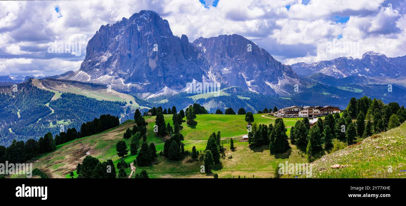 Superbe panorama des montagnes des Alpes Dolomites, station de ski Val Gardena dans le sud du Tyrol dans le nord de l'Italie. Paysage alpin naturel Banque D'Images