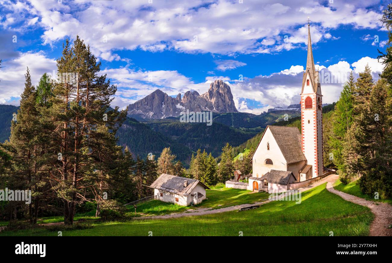 Val Gardena, Tyrol du Sud, Italie. Paysage alpin. Belles montagnes Dolomites. Vue sur l'église San Giacomo près du village d'Ortisei. Banque D'Images