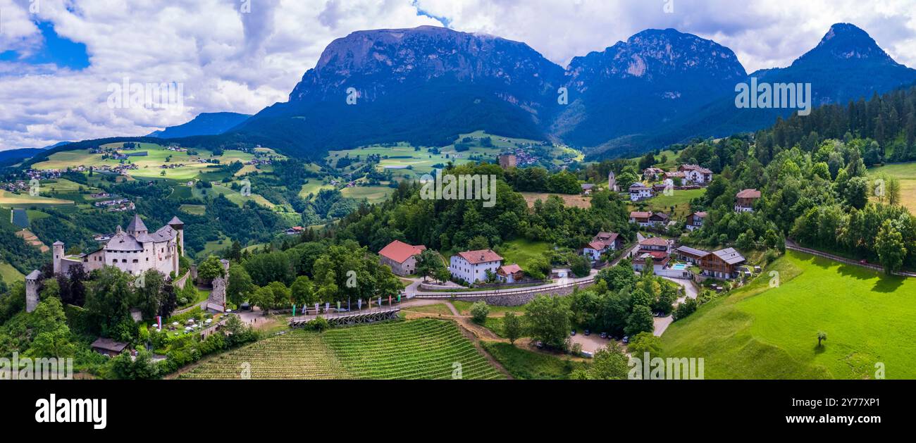 Beaux châteaux médiévaux du nord de l'Italie, Haut Adige, région du Tyrol du Sud. Presule castel, drone aérien vue en haut angle du village et des Alpes montagneuses Banque D'Images