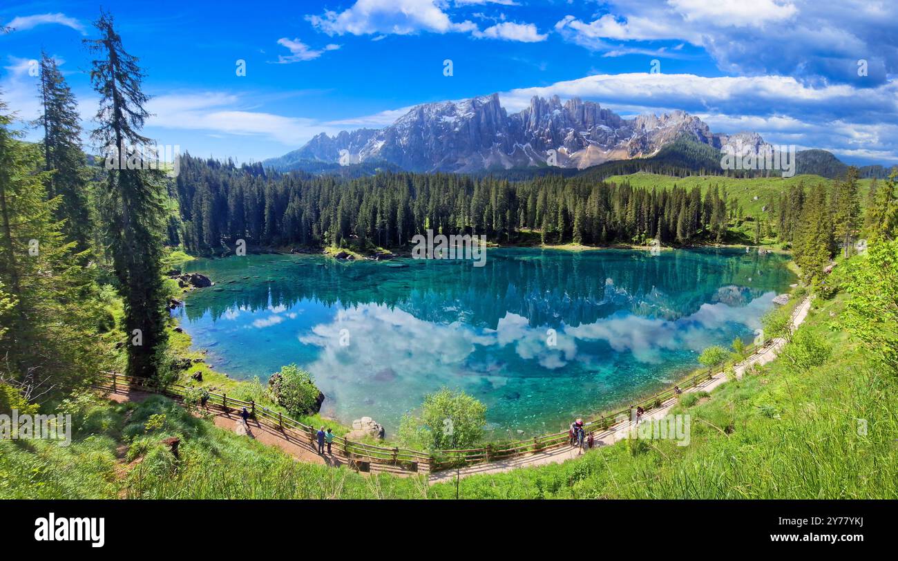 Italie idyllique paysage naturel - trasparent lac de montagne Carezza entouré de rochers Dolomites - l'un des plus beaux lacs des Alpes. Tyrol du Sud et ord Banque D'Images