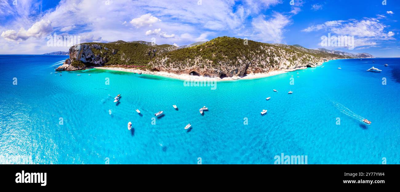Meilleures et plus belles plages de l'île de Sardegna (Italie) - Cala Luna dans le golfe d'Orosei . Vue aérienne panoramique drone des plages de sable blanc, cabve Banque D'Images