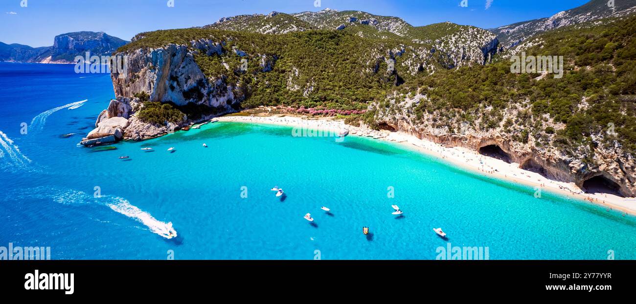 Les plus belles plages de l'île de Sardegna (Italie) - Cala Luna dans le golfe d'Orosei . Vue aérienne panoramique drone de la plage de sable blanc, des grottes et du turquo Banque D'Images