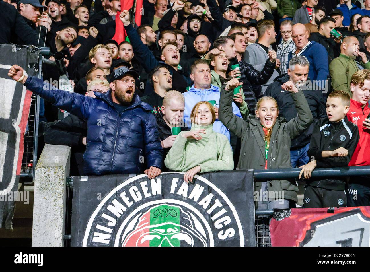 Nimègue, pays-Bas. 28 septembre 2024. NIMÈGUE, PAYS-BAS - SEPTEMBRE 28 : les fans de NEC acclament pendant le match néerlandais Eredivisie entre NEC et Feyenoord au Goffertstadion le 28 septembre 2024 à Nimègue, pays-Bas. (Photo de Peter Lous/Orange Pictures) crédit : Orange pics BV/Alamy Live News Banque D'Images